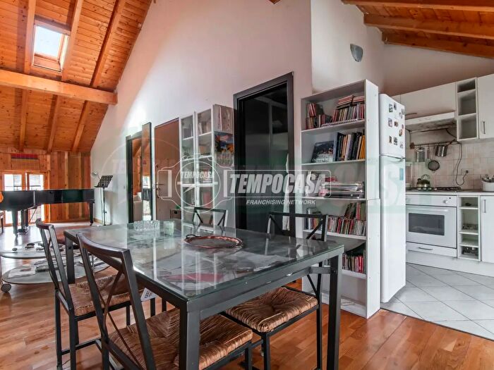 Appartamento con 5 locali in vendita in Via Cadorna, Turate