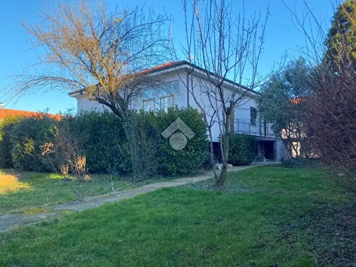 Appartamento con 5 locali in vendita in Via Puccini, Parabiago