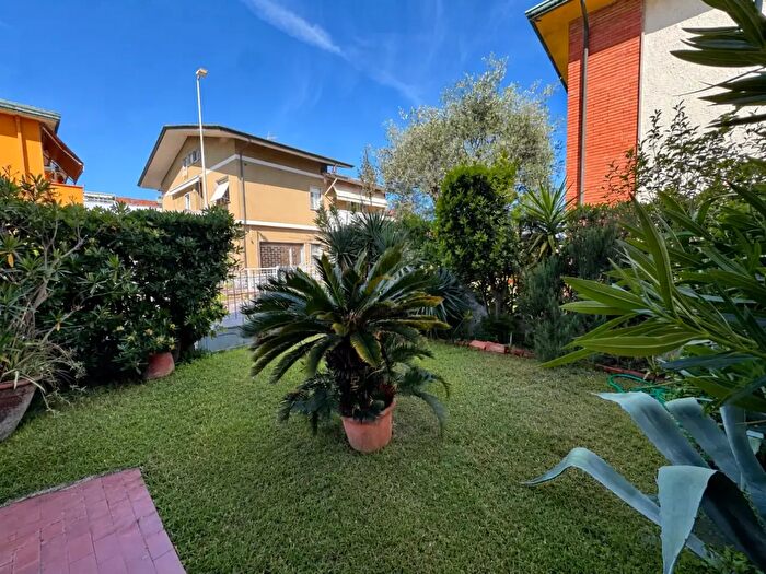 Appartamento con 6 locali in vendita in Ei Pini, Viareggio