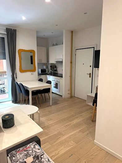 Appartamento trilocale in vendita in Via Bergognone, Milano