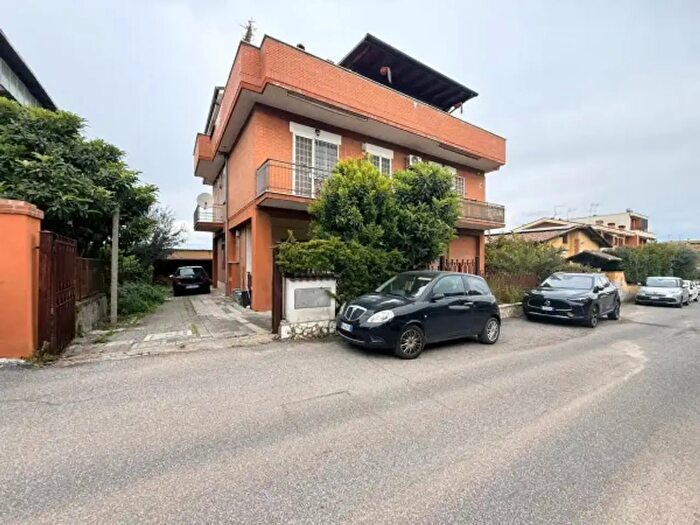 Appartamento quadrilocale in vendita in Via Tortorici, Roma