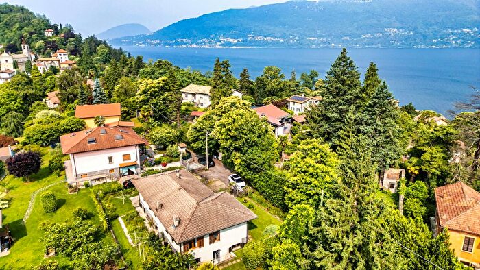 Casa con 5 locali in vendita in Castelveccana