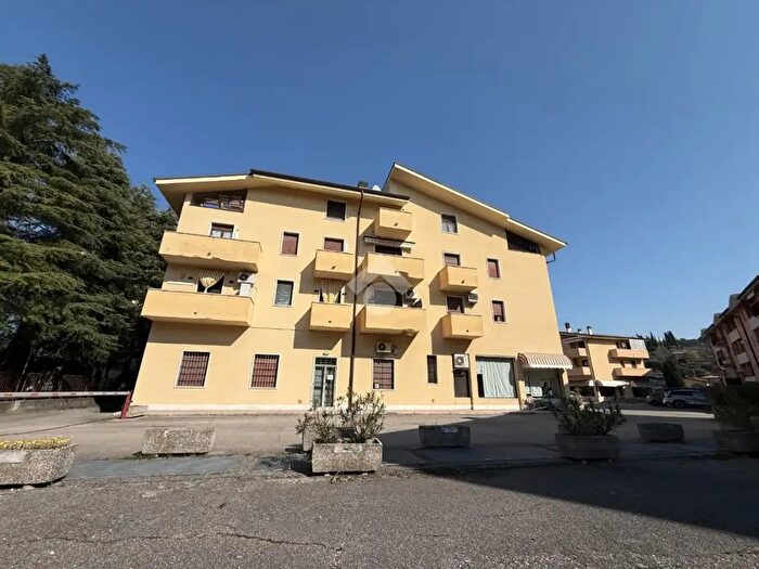 Appartamento quadrilocale in vendita in Via degli Arusnati, Verona