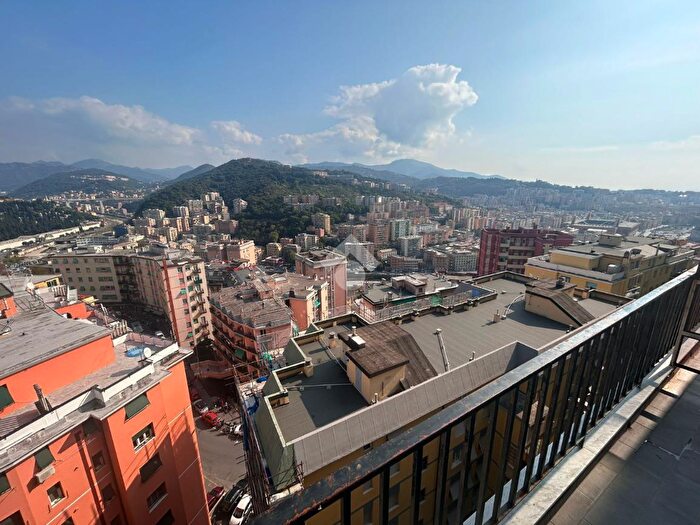 Appartamento quadrilocale in vendita in Via Antonio Burlando, Genova