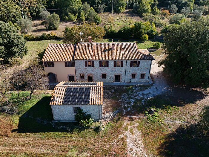 Casa con 13 locali in vendita in Strada di Siano, Amelia