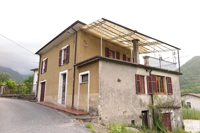 Casa con 10 locali in vendita in Bagnone