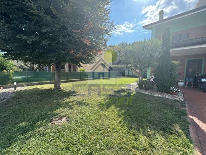 Casa con 6 locali in vendita in Suzzara