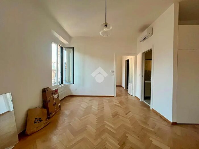 Appartamento trilocale in affitto in Via Giulio Uberti, Milano