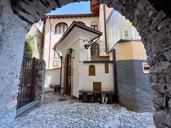 Casa trilocale in vendita in Via delle Mele, Tremezzina