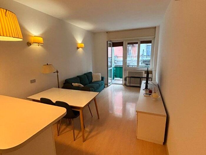 Appartamento trilocale in affitto in Via Rovereto, Rovereto, Milano