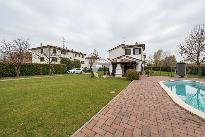 Casa con 10 locali in vendita in Via Spello, Cadelbosco Di Sopra