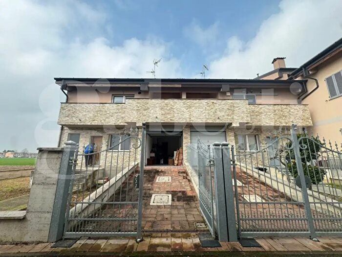 Casa quadrilocale in vendita in Località Cotrebbia Nuova Snc, Calendasco