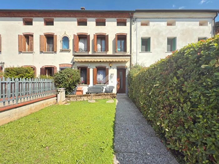 Casa con 5 locali in vendita in Via Bassa, Veronella