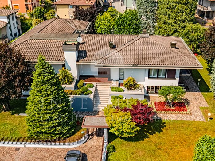 Casa con 8 locali in vendita in Via G Pascoli, Concesio