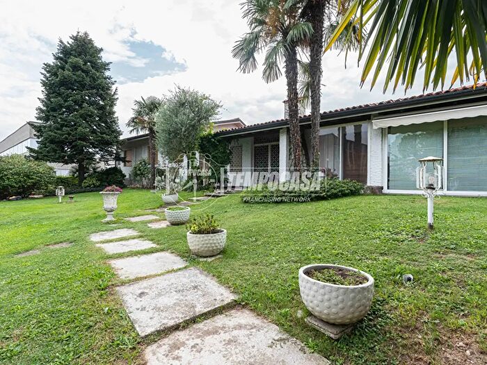 Casa quadrilocale in vendita in Via Edmondo De Amicis, Solaro