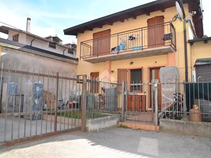 Casa trilocale in vendita in Via Giuseppe Giusti, Castelli Calepio