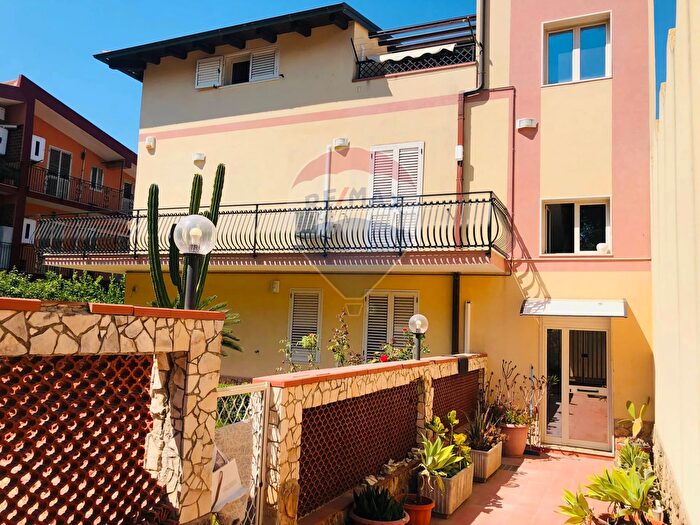 Appartamento con 6 locali in vendita in Via Jugoslavia, Siracusa