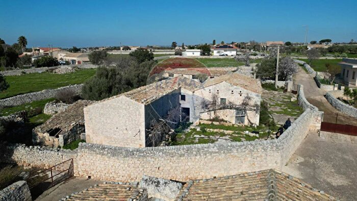 Casa con 12 locali in vendita in Strada Provinciale Contrada Calamarieri Farmagiorgia, Modica