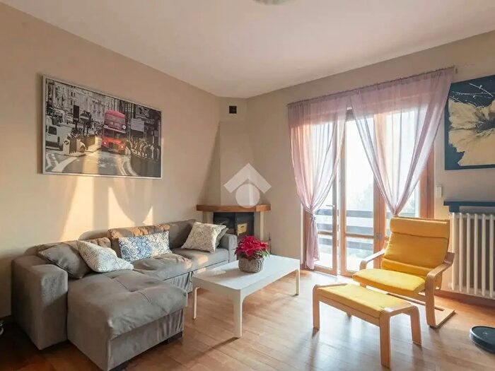 Appartamento trilocale in vendita in Via Provinciale, Monticello Brianza