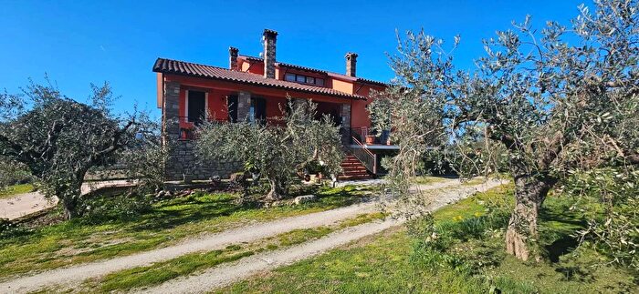 Casa con 9 locali in vendita in Loc Ilci, Todi