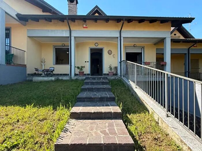 Casa con 6 locali in vendita in Via Aldo Moro, Torrazza Coste
