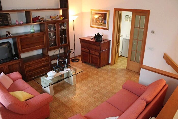 Casa con 14 locali in vendita in Viale Potente, Castelfiorentino