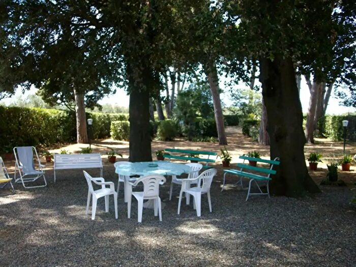 Casa con 12 locali in vendita in Cecina