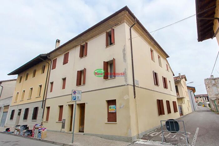 Casa con 13 locali in vendita in Via Roma Zoppola, Zoppola