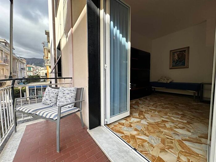 Appartamento trilocale in affitto in Via Francia, Spotorno