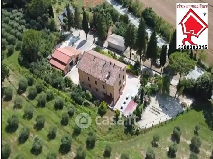 Casa con 18 locali in vendita in Chiusi