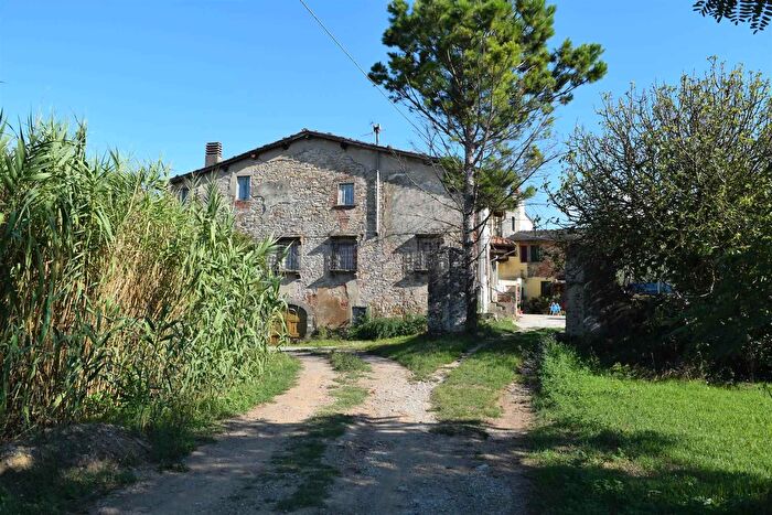 Casa con 9 locali in vendita in Quarrata