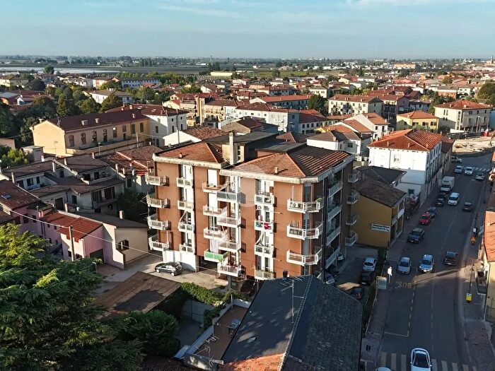 Appartamento quadrilocale in vendita in Via Altichiero, Zevio