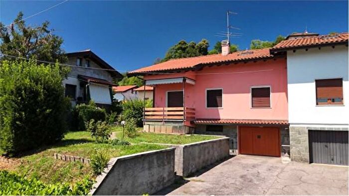 Casa con 6 locali in vendita in Via Fidanza, Comerio