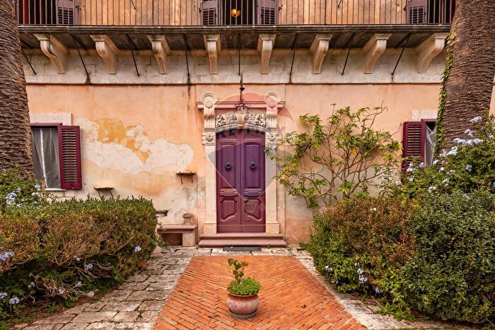 Casa con 19 locali in vendita in Via Caitina, Modica