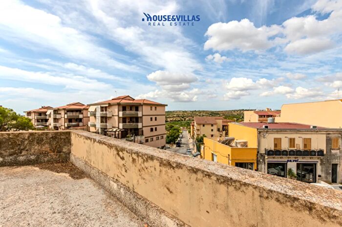 Appartamento trilocale in vendita in Via Napoli, Noto