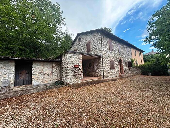 Casa quadrilocale in vendita in Pioraco