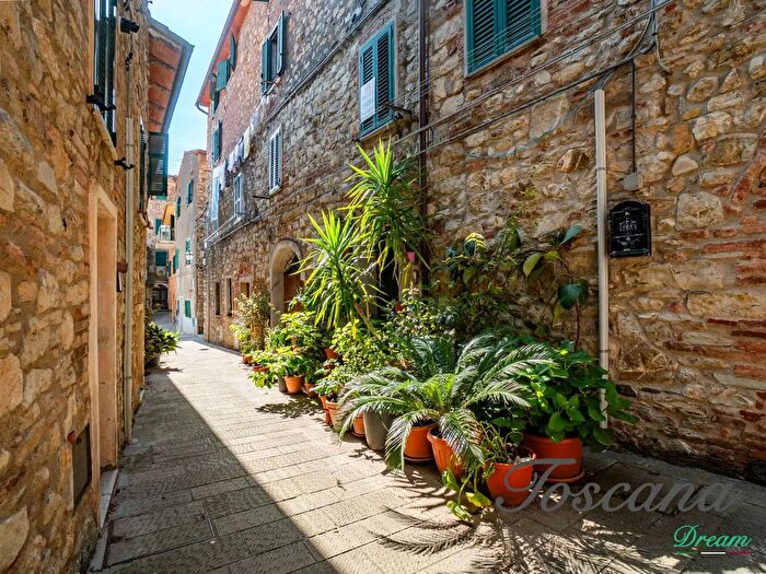 Appartamento con 8 locali in vendita in Via Pola, Gavorrano