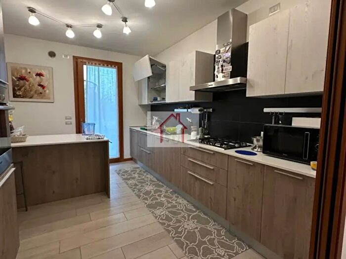 Casa con 6 locali in vendita in Giavera Del Montello