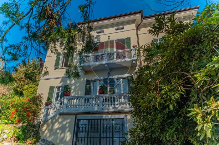 Casa con 8 locali in vendita in Via Camillo Benso Cavour, Castelletto Sopra Ticino