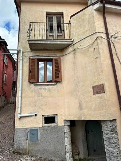 Casa con 7 locali in vendita in Via Municipio Snc, Miranda