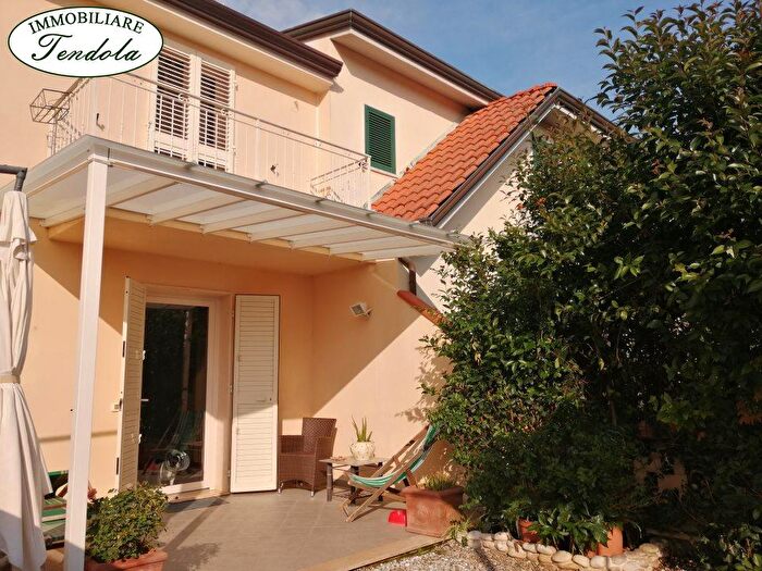 Casa bilocale in vendita in Massa