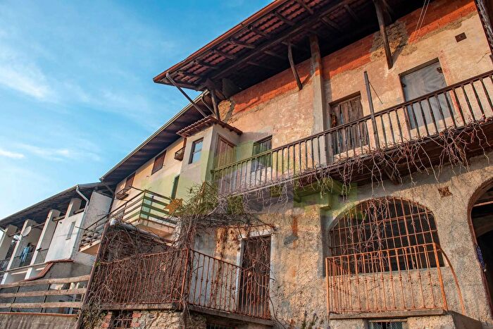 Casa con 10 locali in vendita in Valduggia