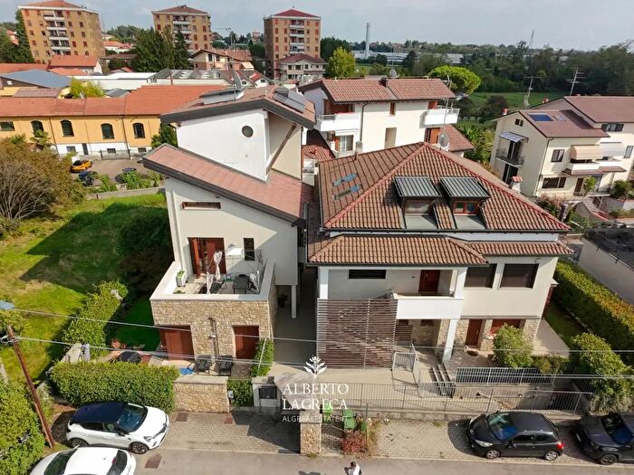 Appartamento trilocale in vendita in Via Cesare Battisti, Usmate Velate