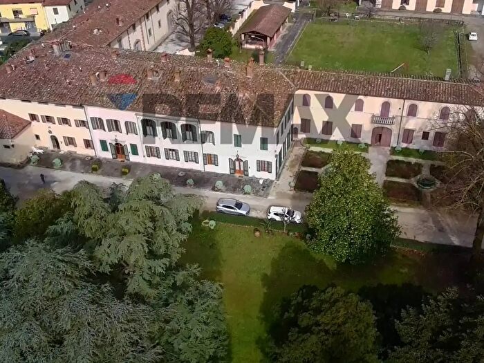 Casa con 15 locali in vendita in Montale