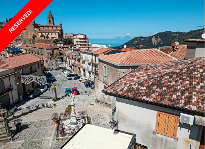 Casa trilocale in vendita in Piazza Vittorio Veneto, Ficarra