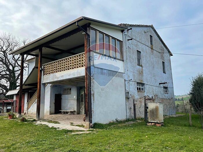 Casa con 7 locali in vendita in Carpineto, Filottrano