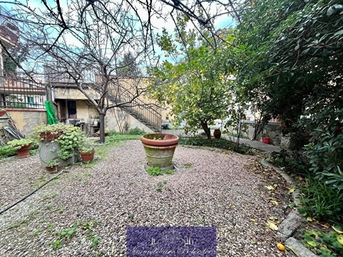 Casa con 10 locali in vendita in Via Petrella, Firenze