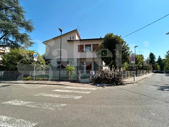 Casa con 13 locali in vendita in Via XXV Aprile, Riolo Terme
