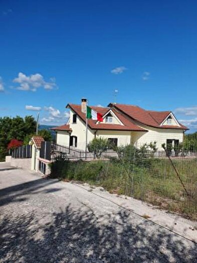 Casa con 6 locali in vendita in Nusco