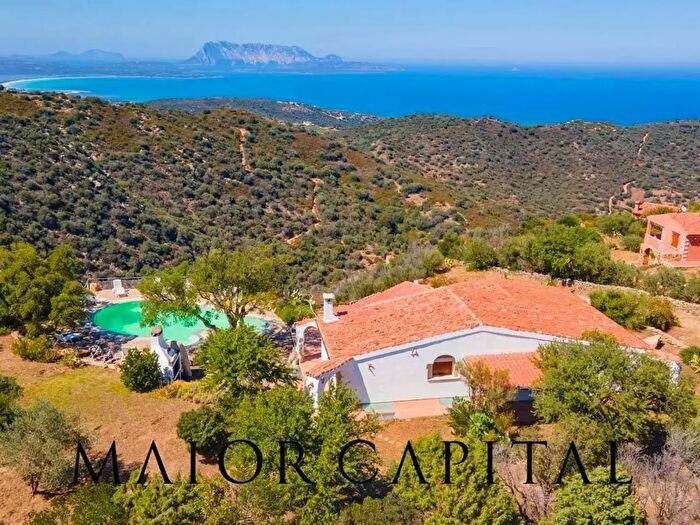 Casa con 9 locali in vendita in Budoni